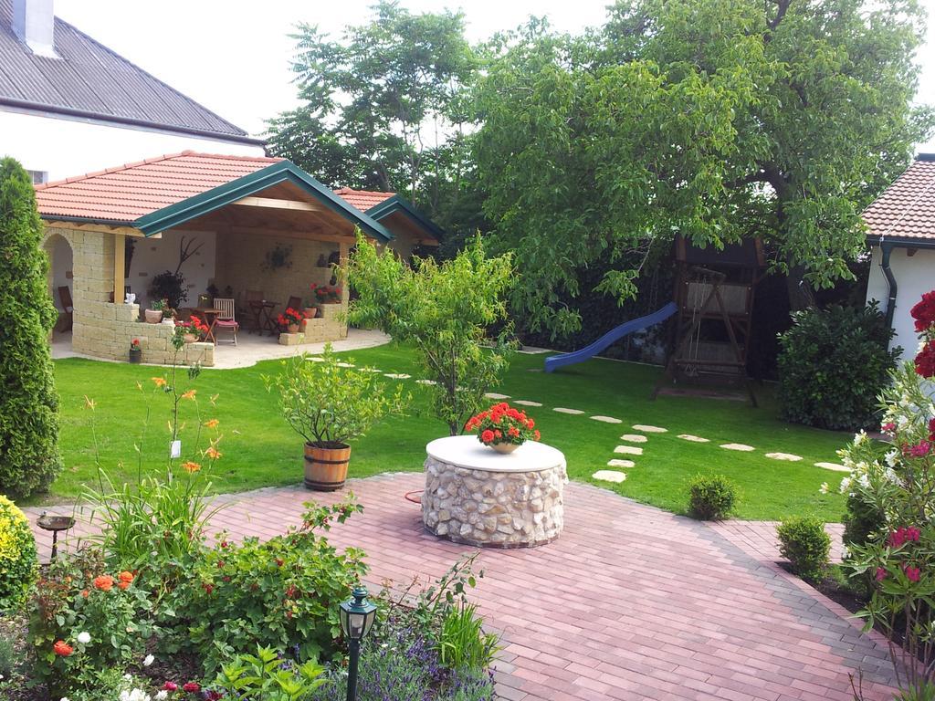 Gastehaus Samira Hotel Пурбах ам Нойзидлерзее Екстериор снимка